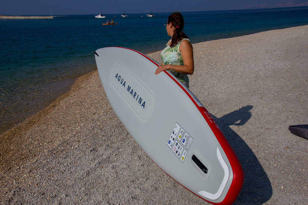Prezentacja na plaży deski Hyper Aqua Marina - spód